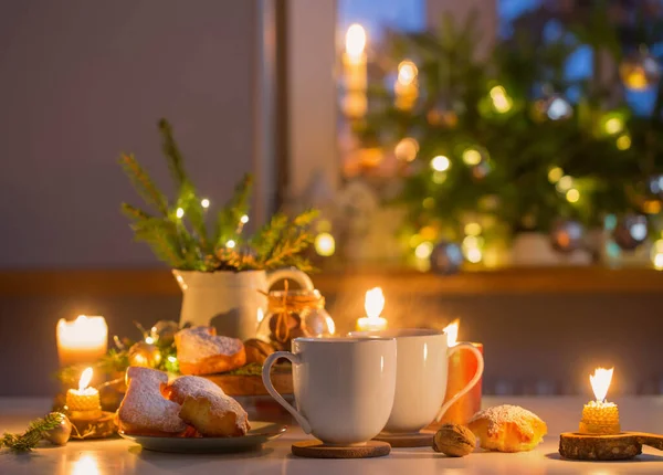 Duas Xícaras Chá Com Produtos Caseiros Natal Assados Cozinha Com — Fotografia de Stock