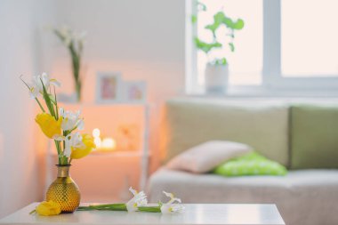 Beyaz ev içi bahar çiçekleri ve dekorasyonlarıyla