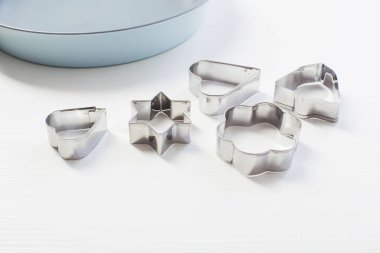 Metal kurabiye keskisi ve metal pişirme levhası.