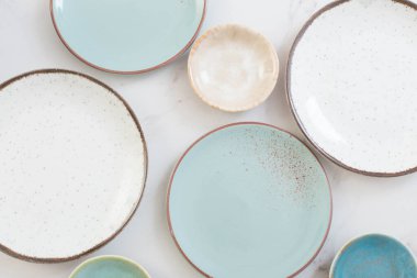 Beyaz mermer masada çeşitli seramik tabaklar