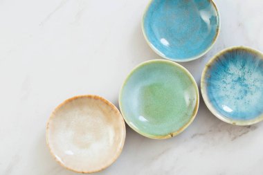 Beyaz mermer masada çeşitli seramik tabaklar