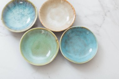 Beyaz mermer masada çeşitli seramik tabaklar