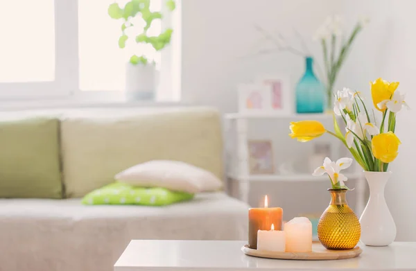 Weißes Interieur Mit Frühlingsblumen Und Dekorationen — Stockfoto