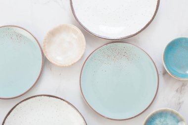 Beyaz mermer masada çeşitli seramik tabaklar