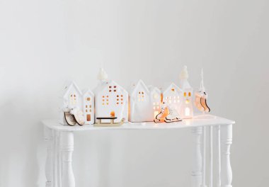 Beyaz arka planda eski raflardaki Noel oyuncak evleri