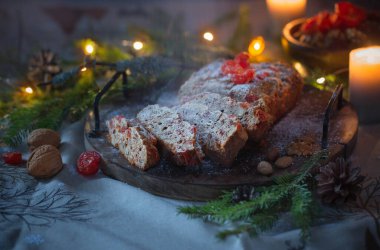 Fındıklı, mumlu, köknar dallı Noel malzemeleri.
