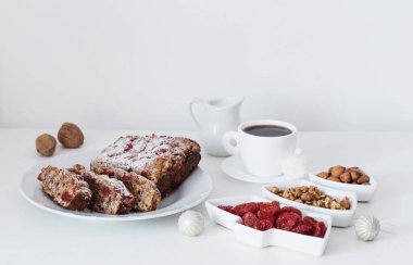 Beyaz masada bir fincan kahveyle noel yemeği.