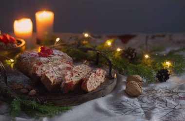 Fındıklı, mumlu, köknar dallı Noel malzemeleri.