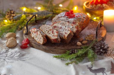 Fındıklı, mumlu, köknar dallı Noel malzemeleri.