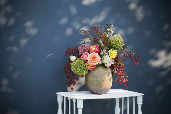 Fleurs Automne Les Baies Dans Une Cruche Céramique Rustique Sur — Photo