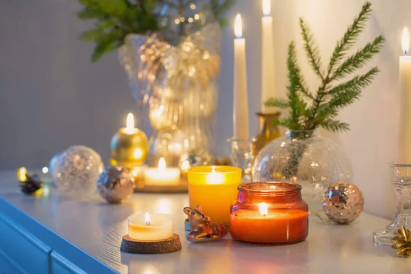 Weihnachtsdekoration Mit Brennenden Kerzen Weißen Raum — Stockfoto