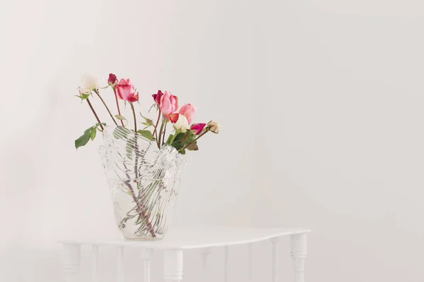 白色木架玻璃花瓶上的粉红和白玫瑰 — 图库照片