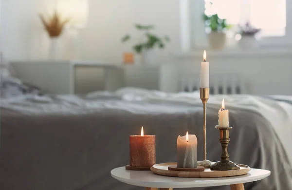 Αναμμένα Κεριά Λευκό Τραπέζι Στο Υπνοδωμάτιο — Φωτογραφία Αρχείου