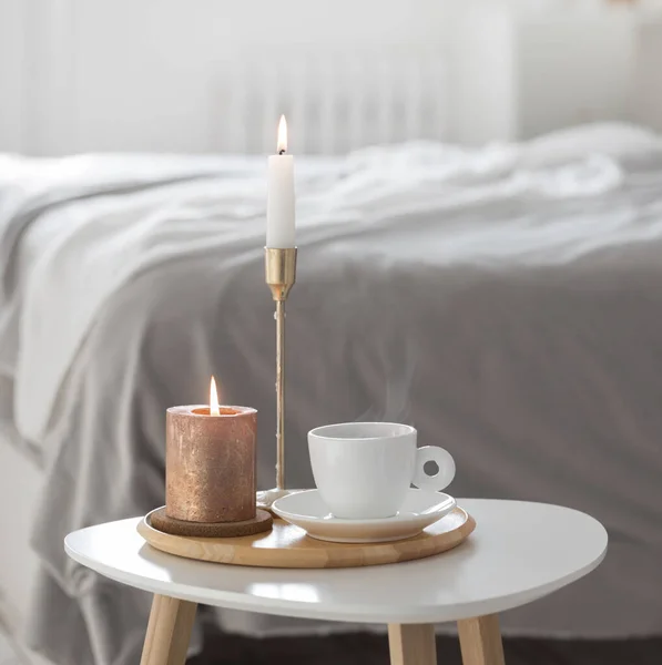 Weiße Tasse Kaffee Mit Kerzen Auf Tisch Drinnen — Stockfoto