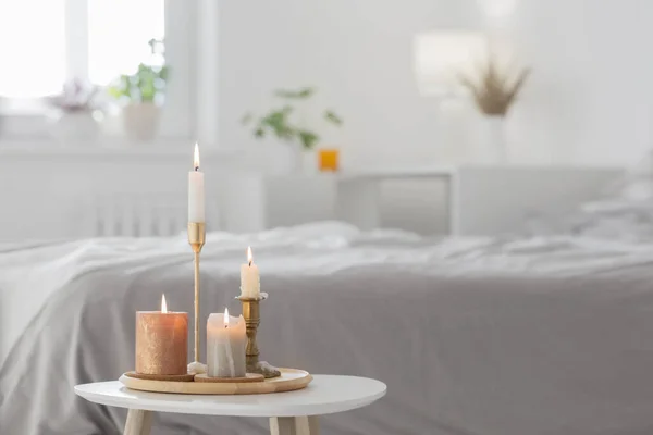 침실에서 위에서 촛불을 — 스톡 사진