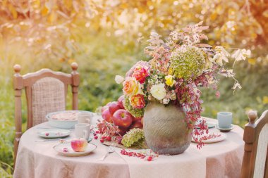 Güneşli bir günde bahçedeki masada elmalı turta.