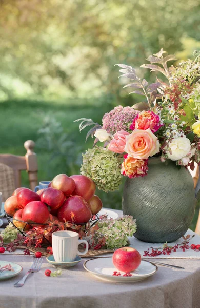 Torta Maçã Mesa Colocada Jardim Dia Ensolarado — Fotografia de Stock