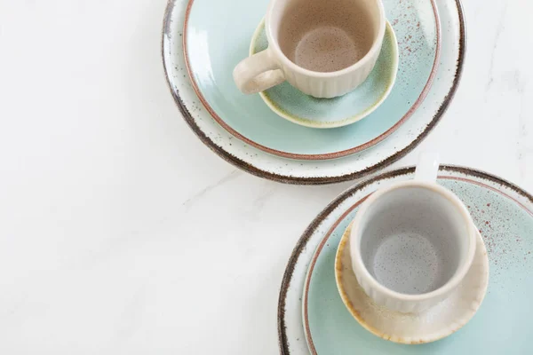 Deux Tasses Assiettes Céramique Sur Table Marbre Blanc — Photo