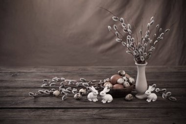 Kahverengi arka planda Paskalya yumurtaları ve söğüt dalları