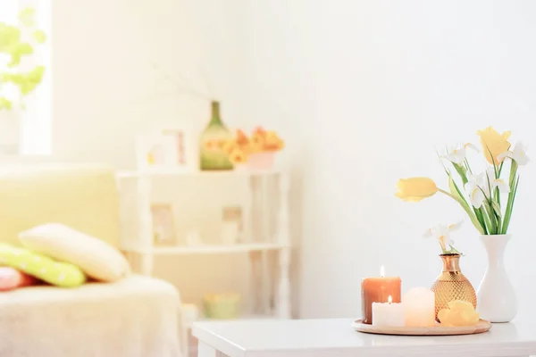 Interior Branco Casa Com Flores Primavera Decorações — Fotografia de Stock