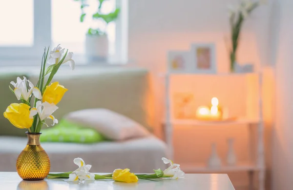 Interior Branco Casa Com Flores Primavera Decorações — Fotografia de Stock