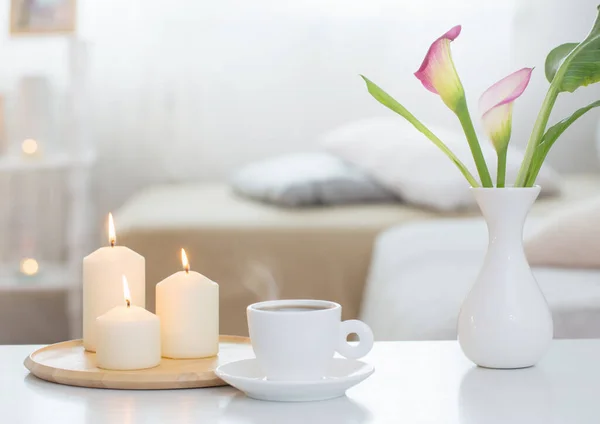 Tazza Caffè Fiori Vaso Tavolo Bianco Coperto — Foto Stock