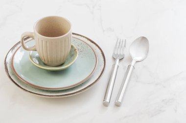 Beyaz mermer masada seramik fincan ve tabak