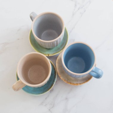 çok renkli seramik bardaklar ve beyaz mermer tabaklar