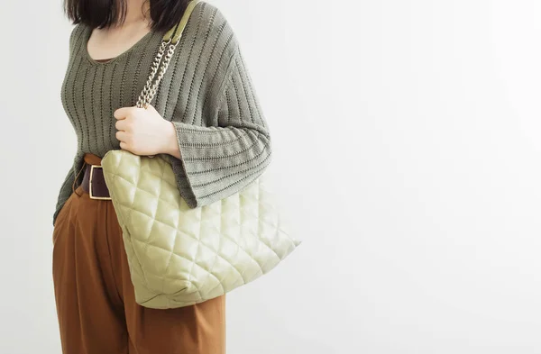 Meisje Moderne Kleding Met Handtas Witte Achtergrond — Stockfoto