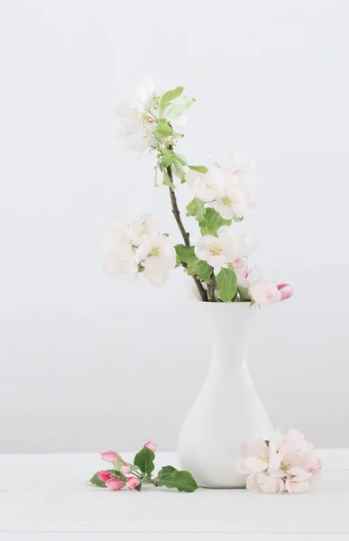 Kwiaty Jabłka Wazonie Białym Wnętrzu — Zdjęcie stockowe