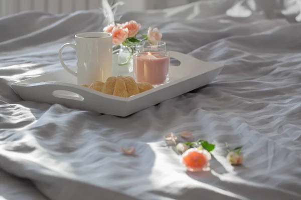 Tasse Café Avec Croissant Roses Roses Sur Lit Dans Chambre — Photo