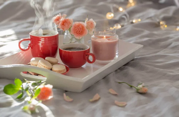 Two Red Cups Coffee Flowers Bed — Zdjęcie stockowe