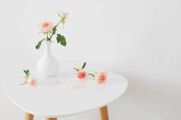 Roze Rozen Witte Vaas Tafel Achtergrond Witte Muur — Stockfoto