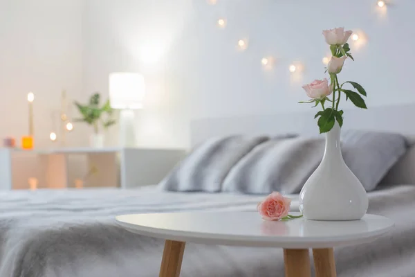 Yatak Odasındaki Masada Vazoda Pembe Güller — Stok fotoğraf