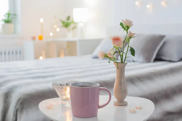 Pink Cup Coffee Roses Vase Table Bedroom — Stockfoto