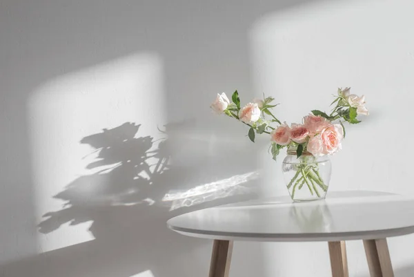 Rosa Rosen Glas Auf Weißem Modernem Tisch Auf Weißem Hintergrund — Stockfoto