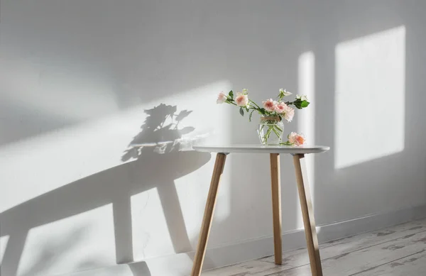 Roze Rozen Glazen Pot Witte Moderne Tafel Achtergrond Witte Muur — Stockfoto