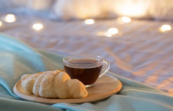 Tasse Kaffee Mit Croissant Abend Bett — Stockfoto