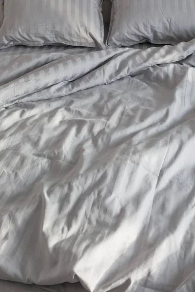Grå Sängkläder Solljus Sängen Sovrummet — Stockfoto