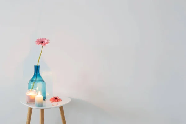 Pink Gerber Oin Glass Vase White Background — Stockfoto