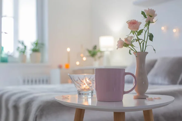 Pink Cup Coffee Roses Vase Table Bedroom — Fotografia de Stock