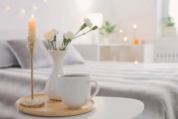 Kopp Kaffe Och Vita Blommor Vas Bordet Sovrum — Stockfoto