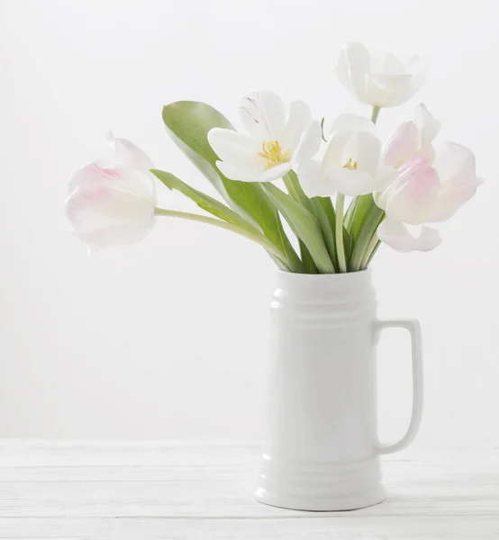 Tulipes Blanches Roses Cruche Sur Fond Blanc — Photo