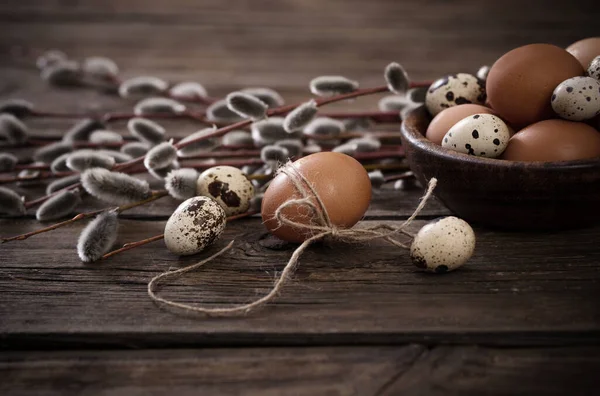 Huevos Pascua Ramas Sauce Sobre Fondo Marrón —  Fotos de Stock