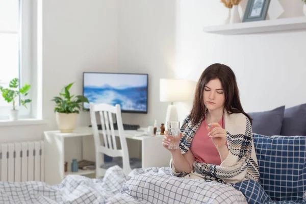 Menina Doente Com Pílula Copo Água Cama — Fotografia de Stock