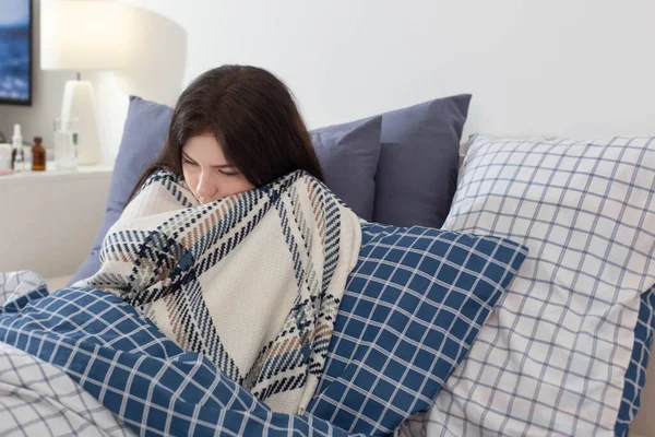Menina Doente Cobertor Travesseiro Quarto — Fotografia de Stock