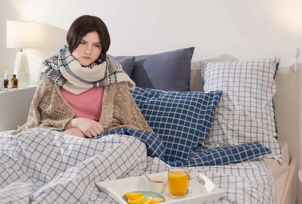 Menina Doente Com Chá Cama — Fotografia de Stock