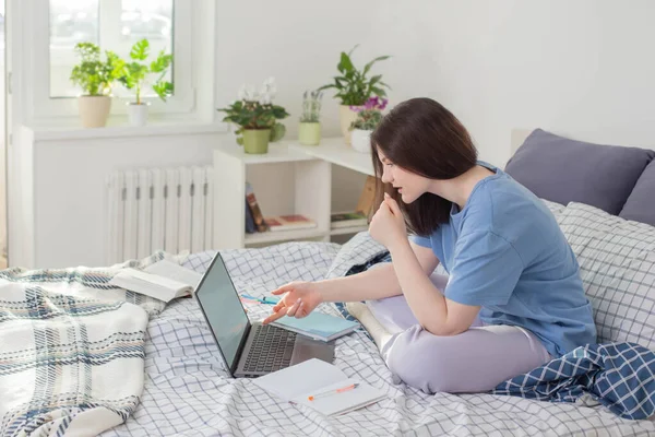 Adolescent Fille Étudiant Maison Sur Lit Avec Ordinateur Portable — Photo