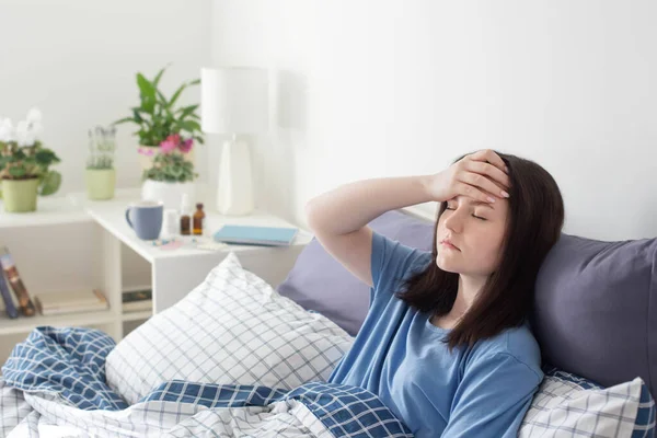 Adolescente Chica Con Dolor Cabeza Cama Habitación Blanca —  Fotos de Stock