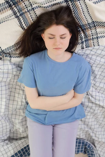 Menina Adolescente Com Dor Estômago Cama — Fotografia de Stock